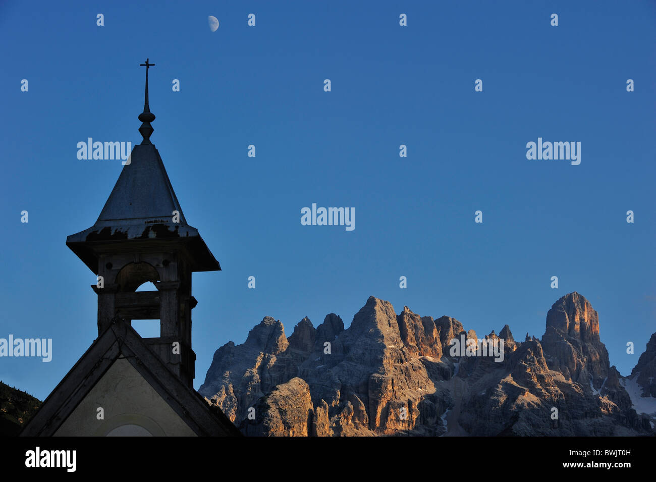 Kapelle und dem Berg Monte Cristallo in den Dolomiten, Italien Stockfoto