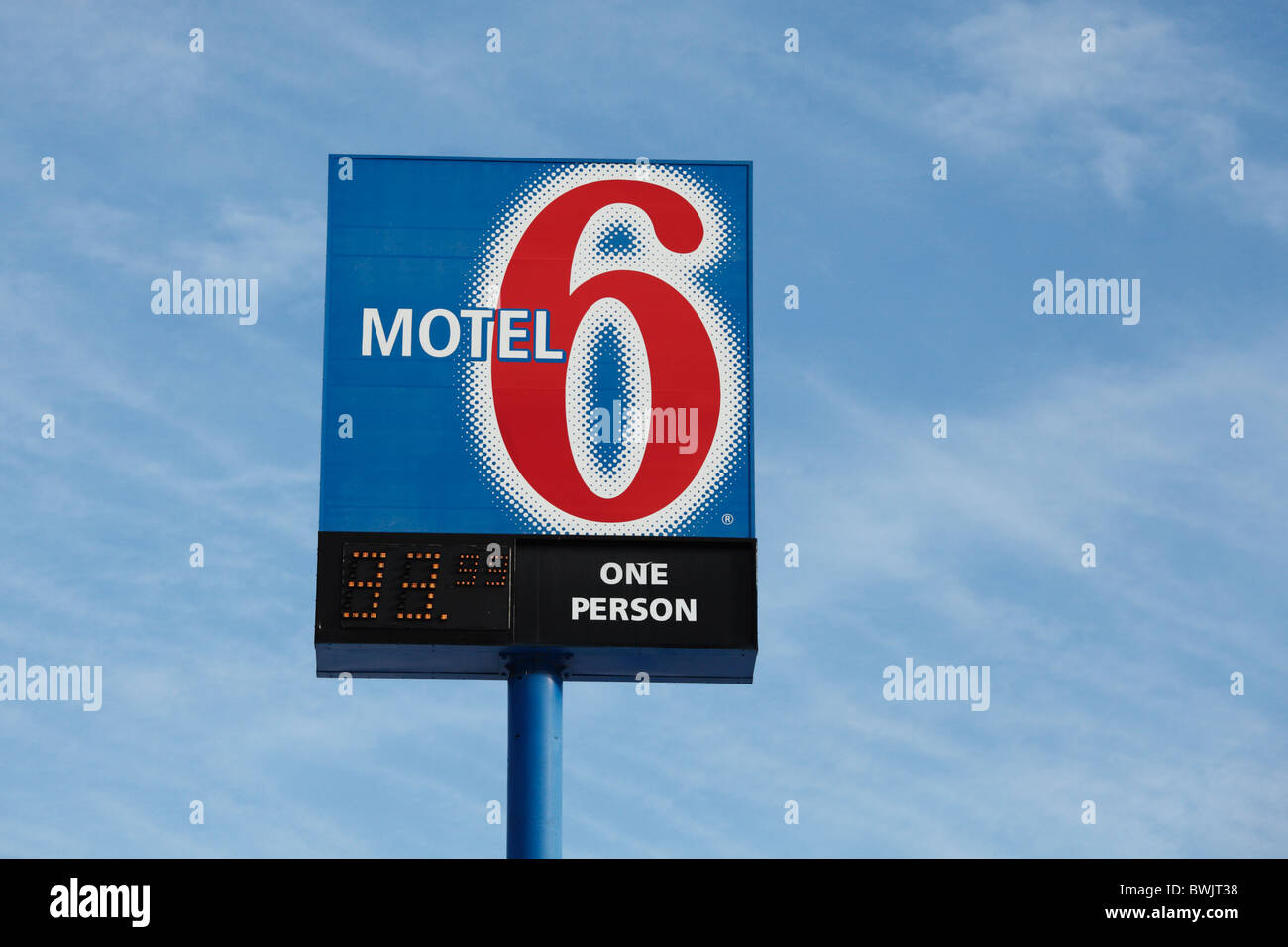Ein Motel 6 Zeichen Werbung Zimmerpreise für $33,99 pro Nacht - USA. Stockfoto