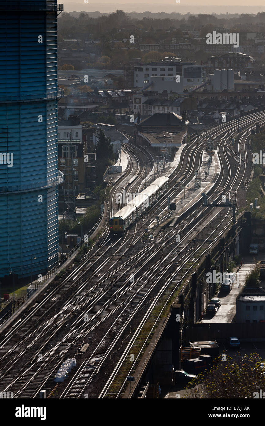 Südlichen einen Zug Reisen auf den Spuren von Battersea Power Station Stockfoto