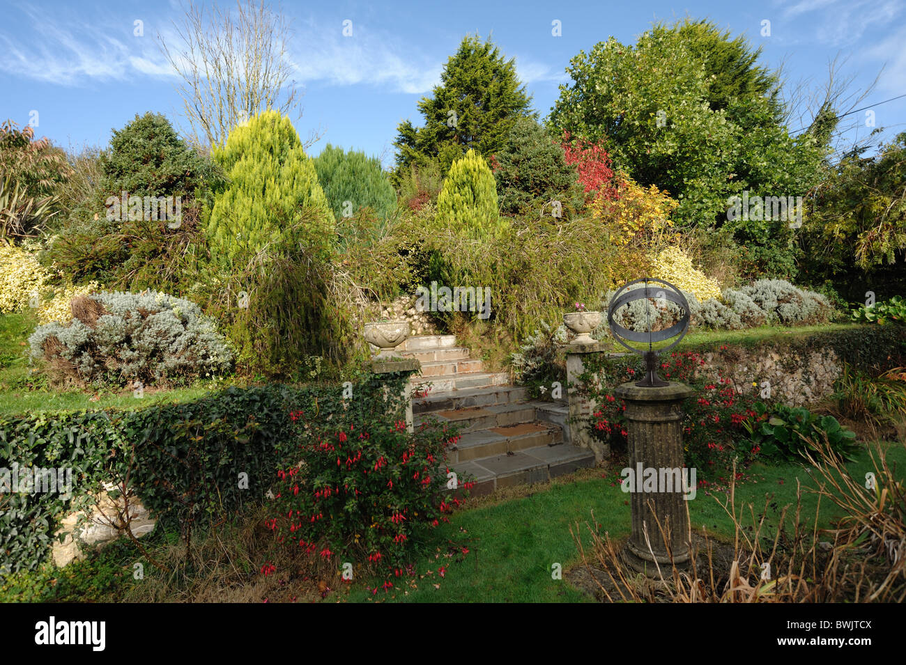 Devon Terrassengarten mit Sträuchern und Pflanzen in Herbstfarben Stockfoto