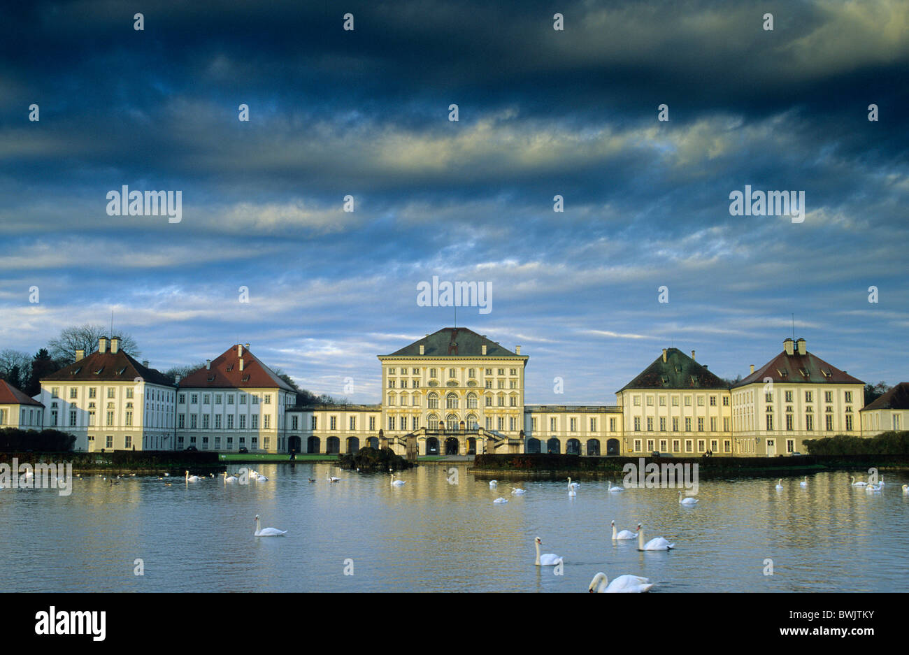 Europa, Deutschland, Bayern, München, Schloss Nymphenburg, Schwäne auf dem Nymphenburger Kanal vor dem Palast Stockfoto