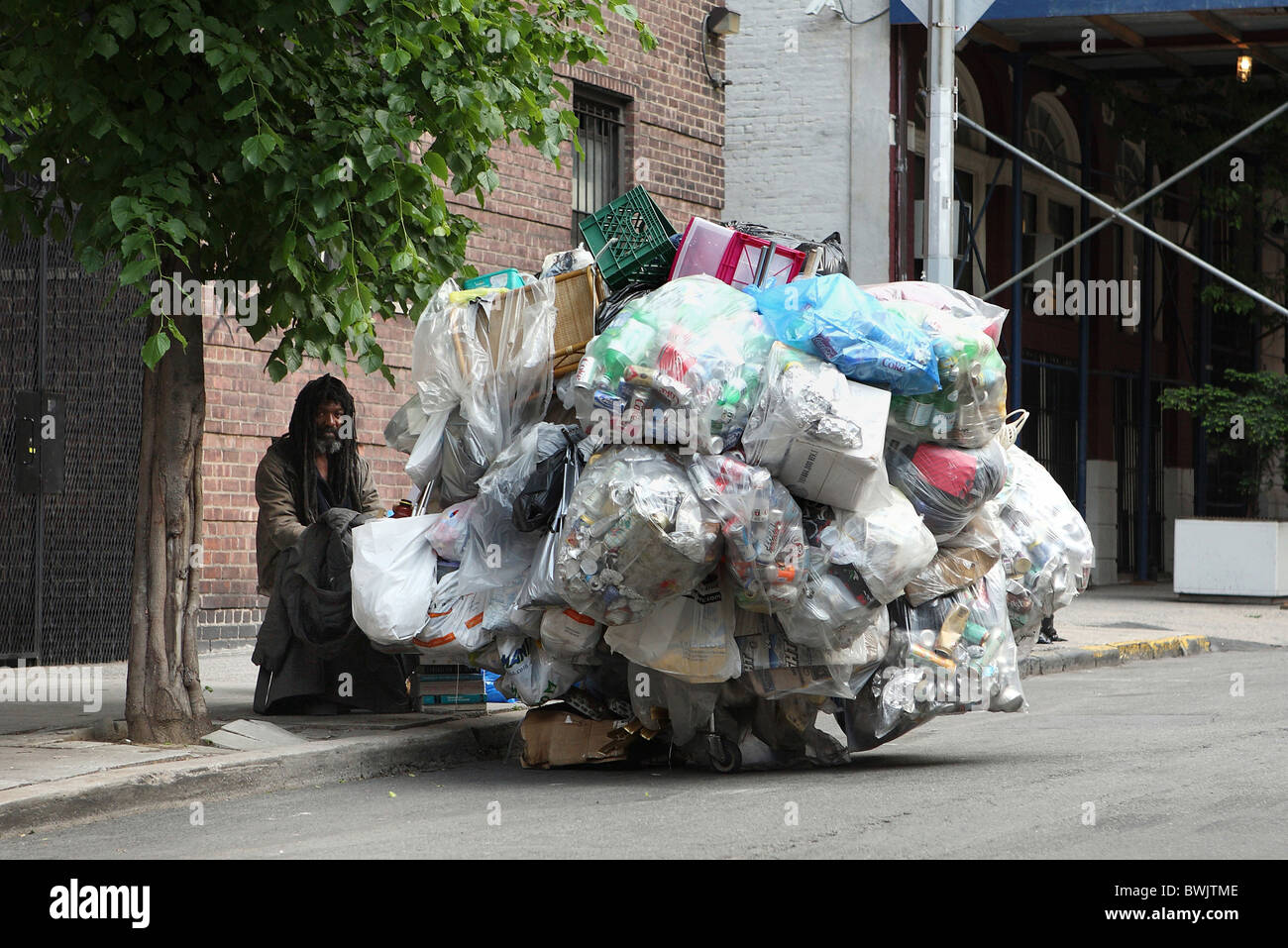 Einen Garbage Collector auf der Straße, New York City, USA Stockfoto