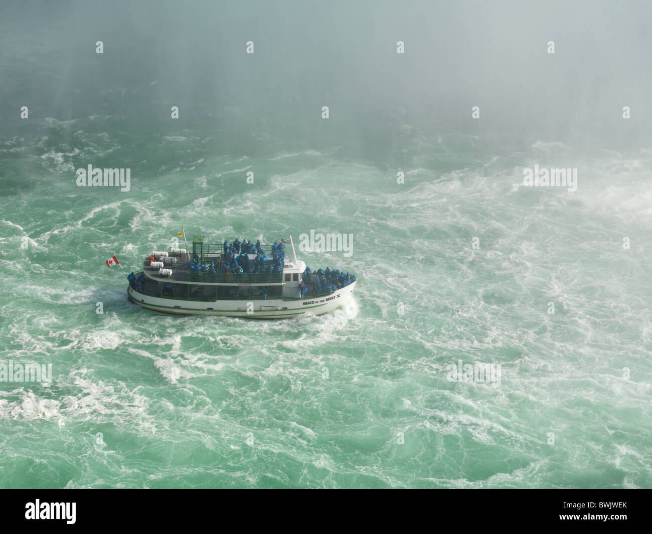 Menschen aus dem Nebel-Boot fahren nähert sich Niagara Falls Hufeisen Stockfoto
