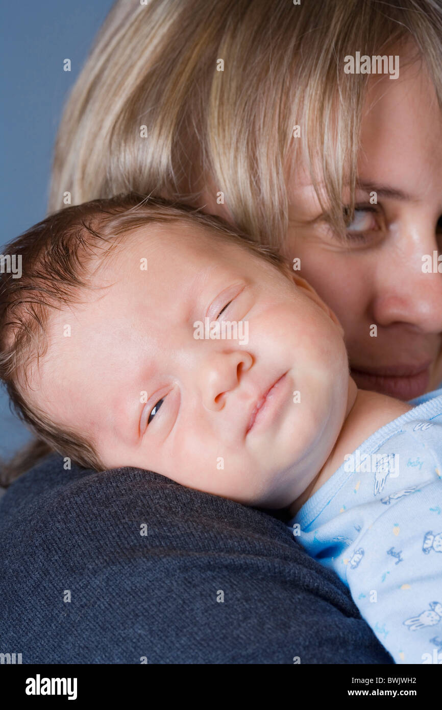 0-1 Monat 1-6 Monate 2 30-35 Jahren 30er Jahre Erwachsene Erwachsenen Zuneigung zu Hause Babys Baby Care Pflege kaukasischen Ch Stockfoto