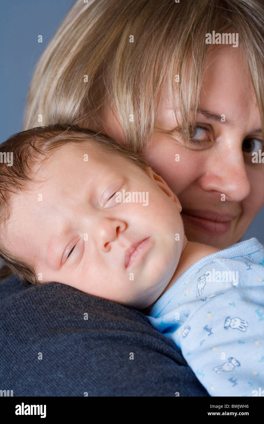 0-1 Monat 1-6 Monate 2 30-35 Jahren 30er Jahre Erwachsene Erwachsenen Zuneigung zu Hause Babys Baby Care Pflege kaukasischen Ch Stockfoto