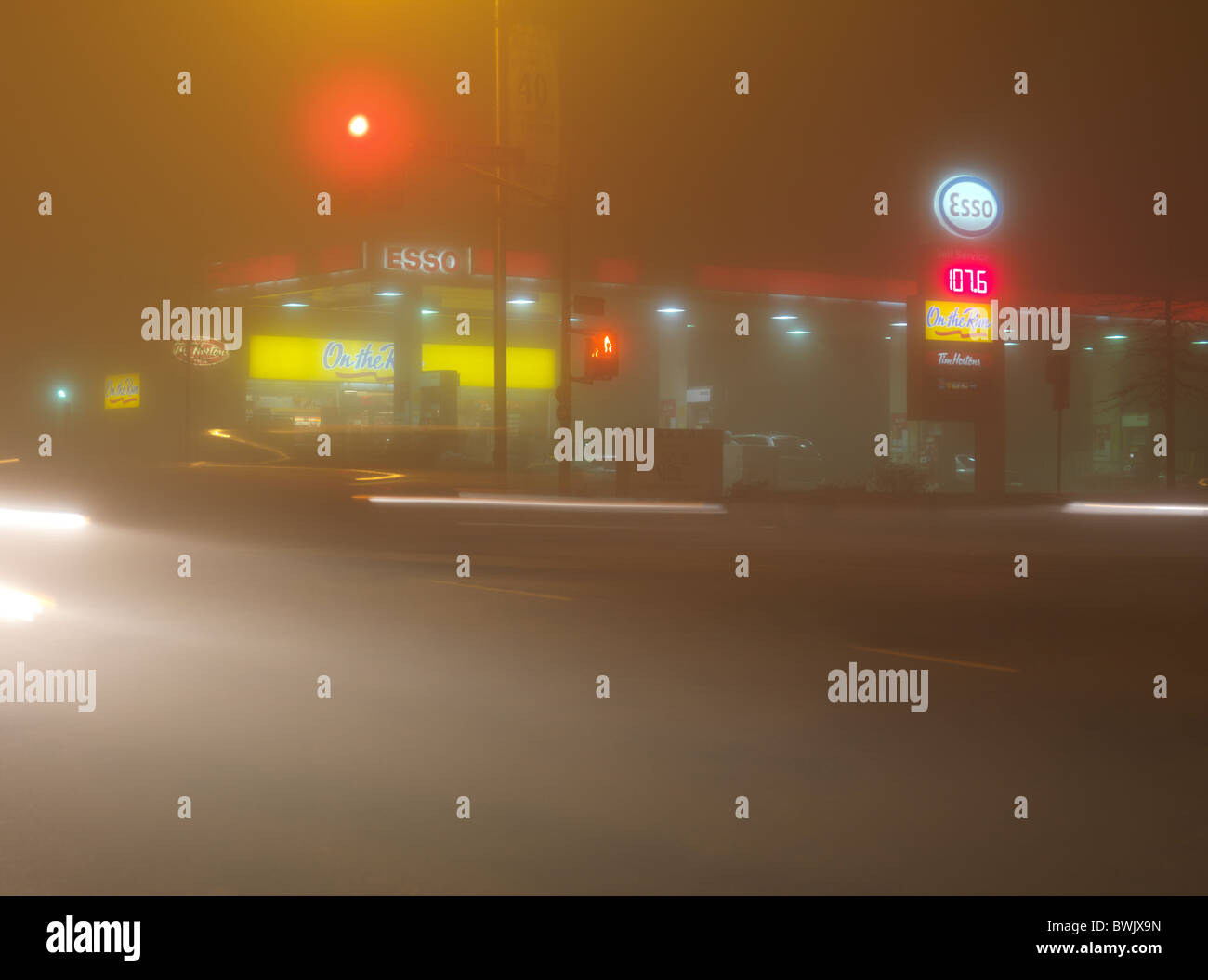 Esso-Tankstelle in einer nebligen Nacht. Toronto, Ontario, Kanada. Stockfoto
