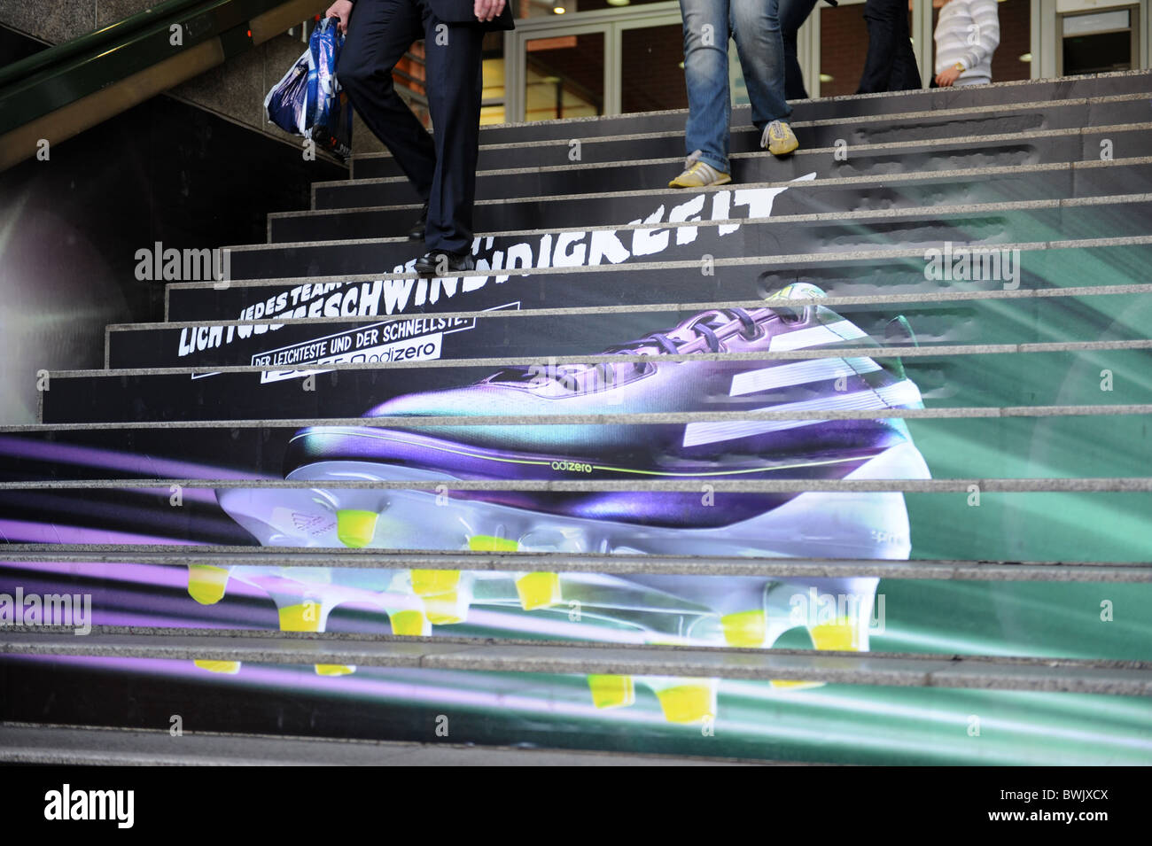 Adidas Werbung Im Schritte Potsdamer Platz Berlin Deutschland Deutschland Europa Stockfotografie Alamy