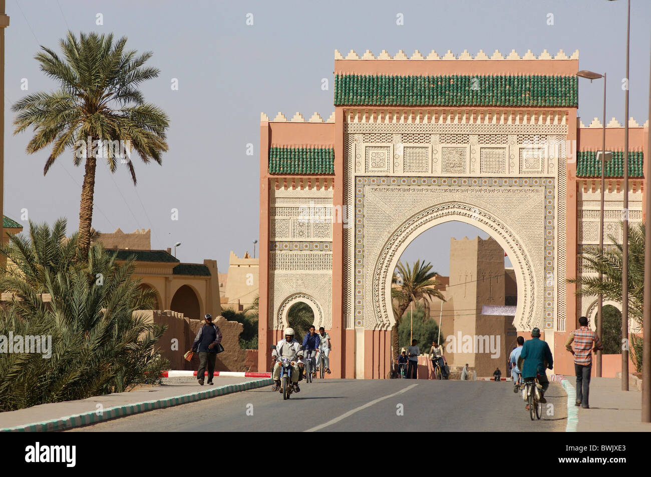 Stadt Tor Person Bab Rissani Marokko Afrika Nordafrika Stockfoto