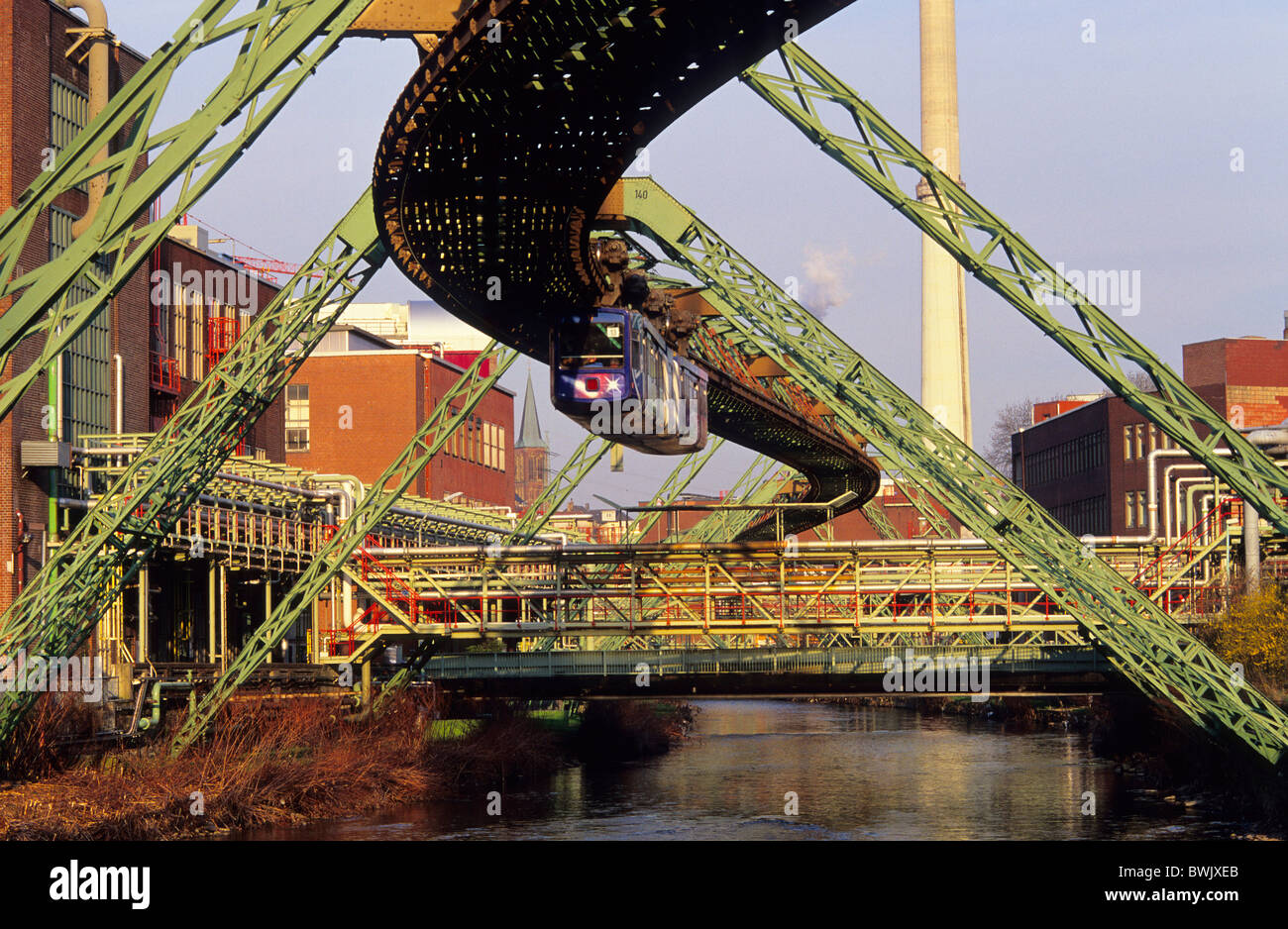 Europa, Deutschland, Nordrhein-Westfalen, Seilbahn, [vollständiger Name ist der Eugen-Langen-Monorail-Schwebebahn] Stockfoto