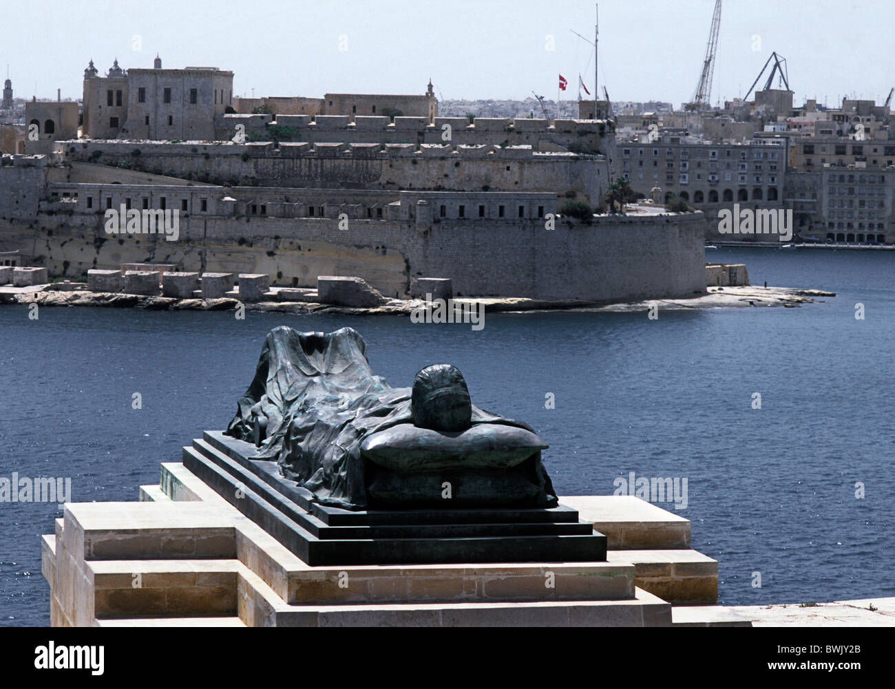 Malta. WW2-Denkmal für die verstorbenen während der Belagerung von Malta über Valetta Hafen.  0 Stockfoto