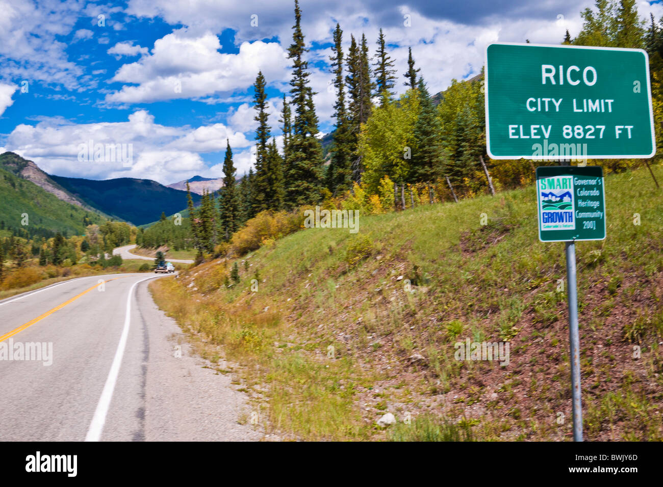 Rico Stadt unterzeichnen auf der San Juan Skyway (Highway 145), San Juan National Forest, Colorado Stockfoto