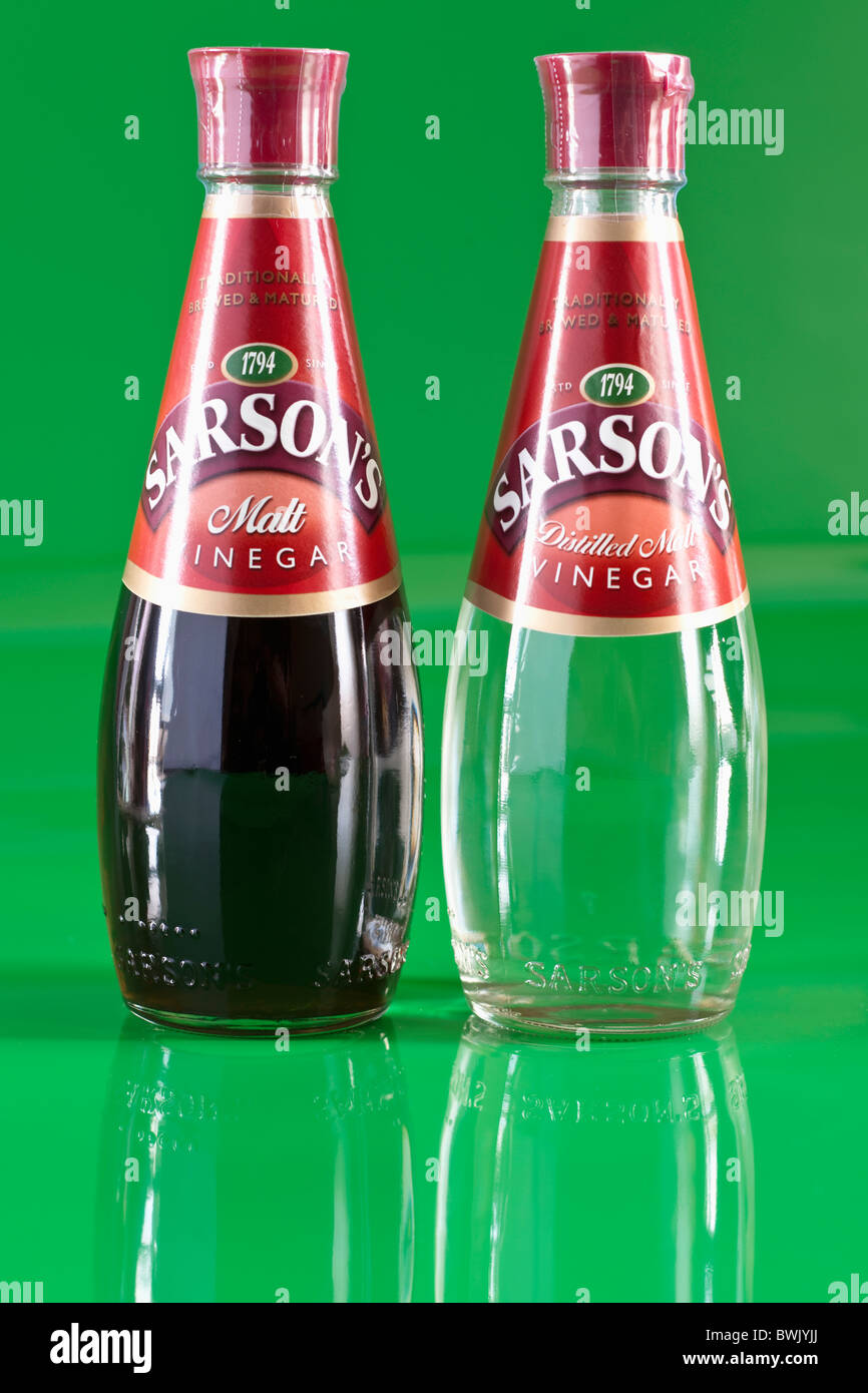 Zwei Flaschen Sarson Essig Malz und destilliertem Malz Stockfoto