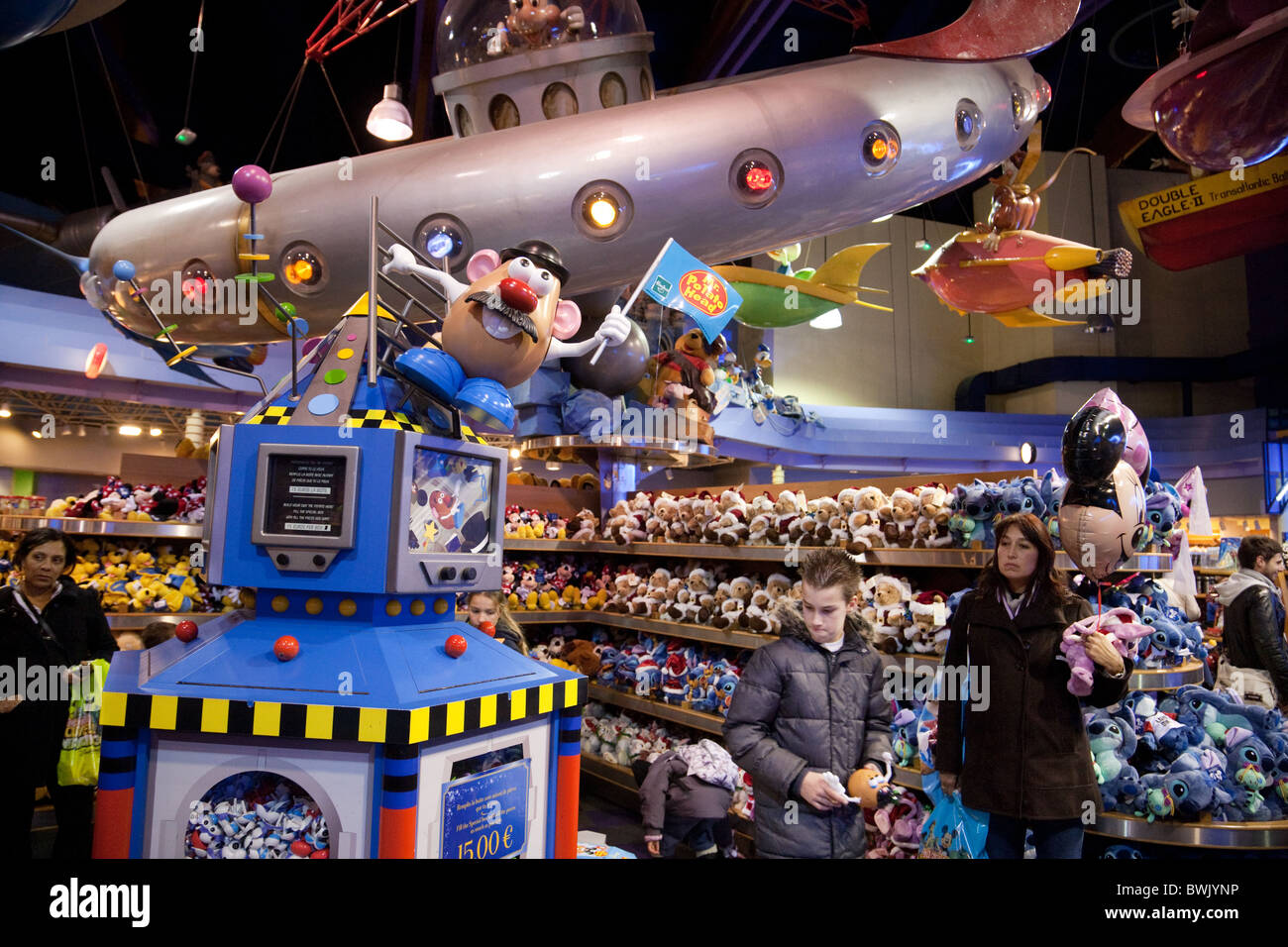 Menschen beim Einkaufen in der Disney Store, das Dorf, Disneyland Paris, Frankreich Stockfoto