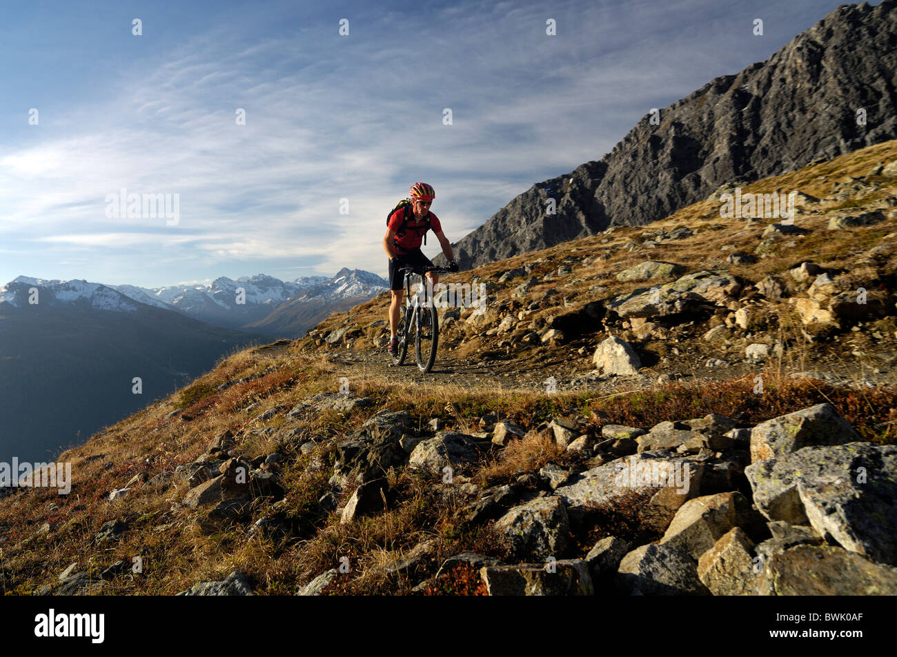 Mann auf einer Mountain Bike Tour, MTB, Mountainbiken in der Nähe von Davos, Plessur Range, Graubünden, Schweiz Stockfoto