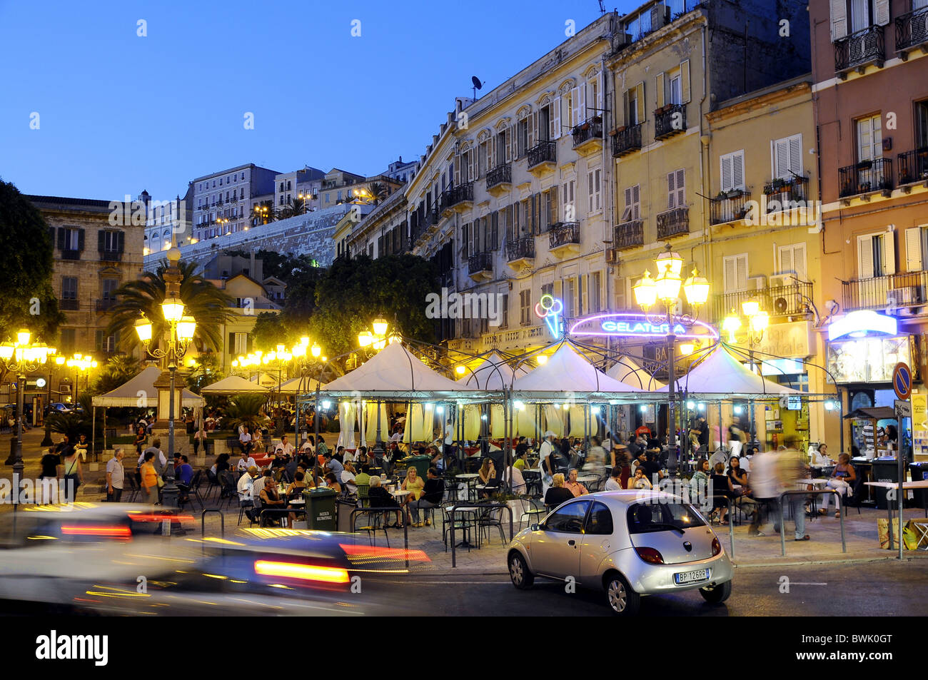 Menschen sitzen am Abend in den Restaurants an der Piazza Yenne, Marina Viertel, Cagliari, Sardinien, Italien, Europa Stockfoto