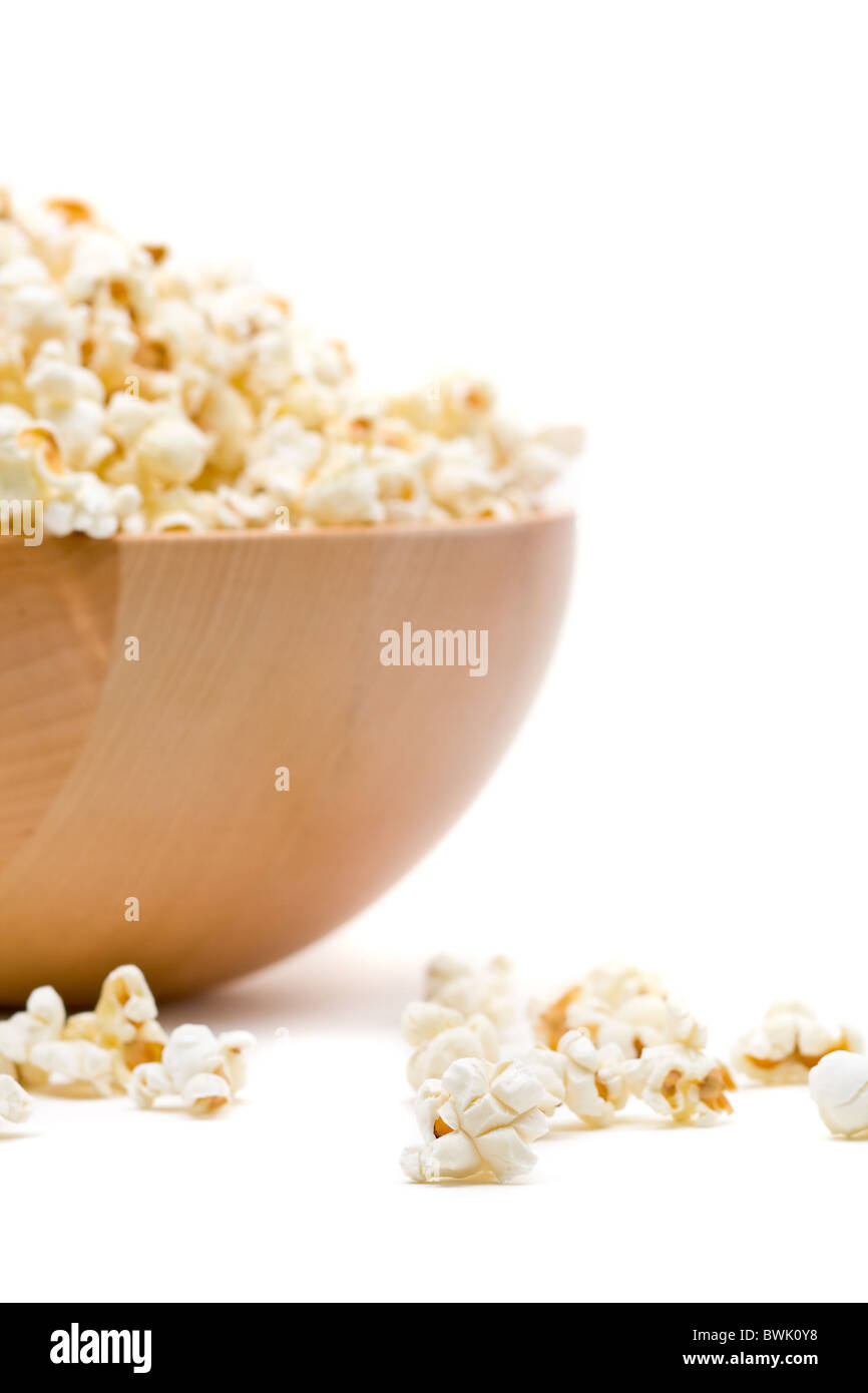 Leckeres Popcorn in Schüssel auf weißem Hintergrund Stockfoto
