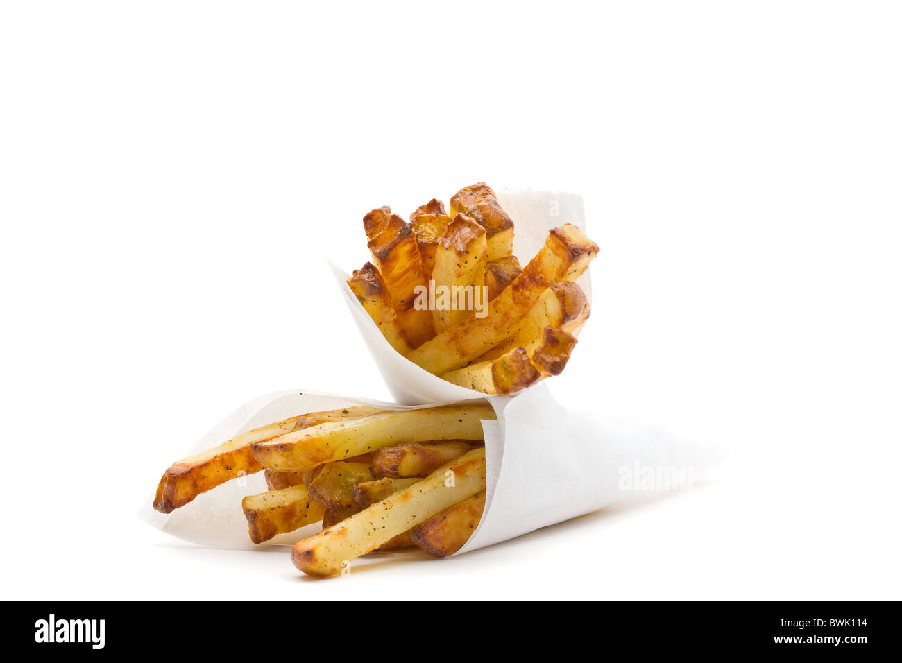 Zwei Packungen mit hausgemachten Pommes Frites auf weißem Hintergrund Stockfoto