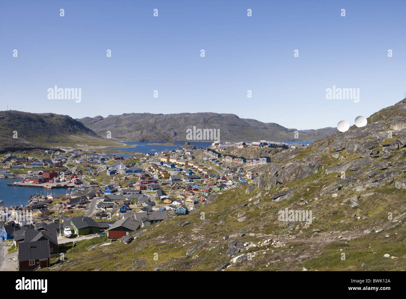 Blick auf Landschaft und Küstenstadt, Qaqortoq, Kitaa, Grönland Stockfoto