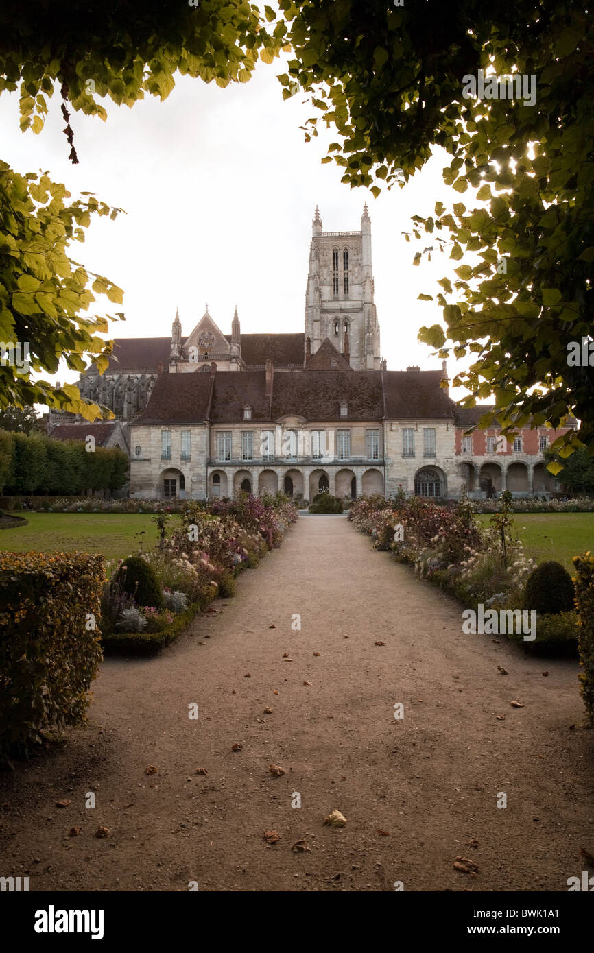 Die Bossuet Garten (Jardin Bossuet) und Bossuet Museum vor der Kathedrale St. Etienne, Meaux, Seine et Marne, Frankreich Stockfoto