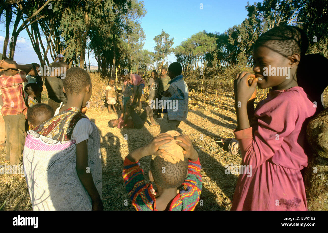 Afrika-Tansania-Karatu Kinder Arbeitslosigkeit Akrobatik Tourismus jungen Ausbildung hotels Stockfoto