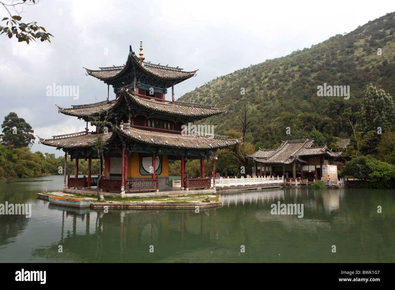 Die Pagode über Black Dragon Pool in Lijiang, Provinz Yunnan, China. Stockfoto