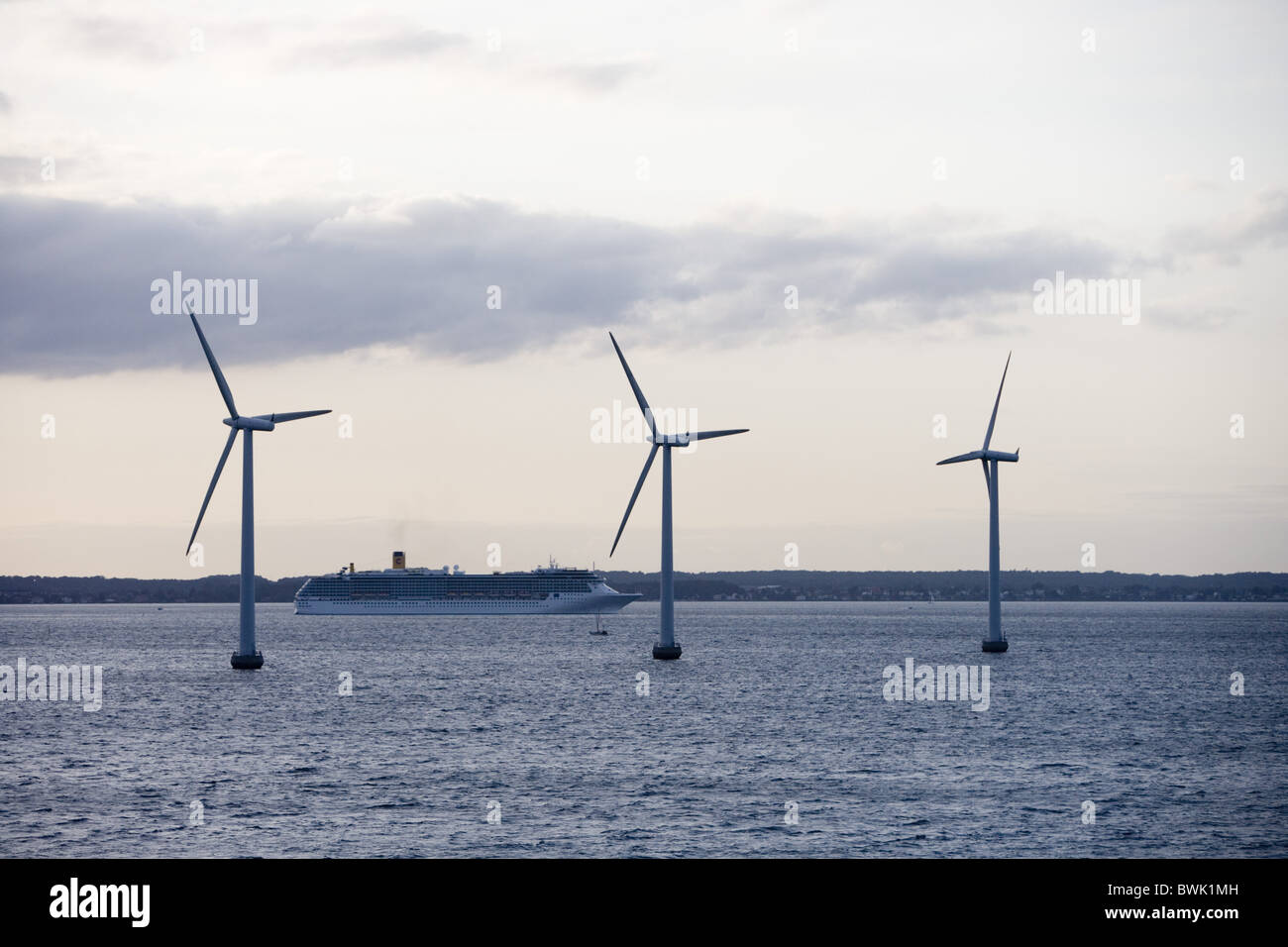 Wind-Motoren und Kreuzfahrtschiff aus Kopenhagen, Dänemark, Europa Stockfoto
