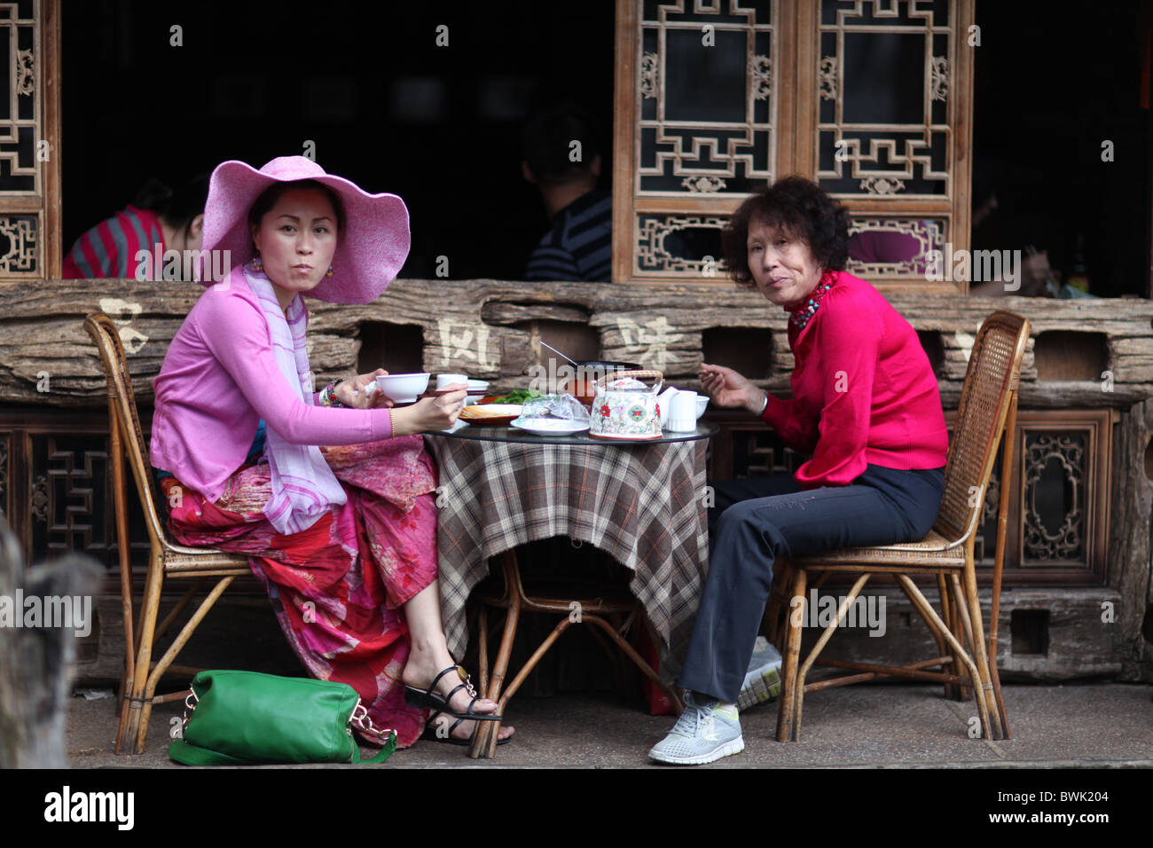 Zwei Frauen genießen Luch in der Altstadt von Lijiang, Yunnan Provinz, China. Stockfoto