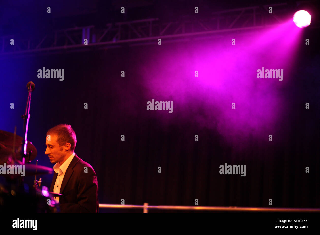 Musiker im Rampenlicht auf der Bühne Stockfoto