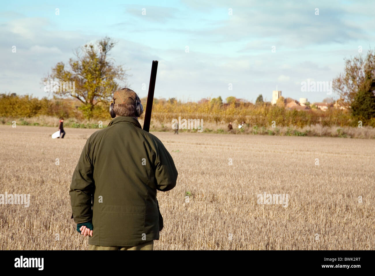 Ein Shooter (Pistole) warten auf das Federwild steigt auf ein Shooting, Cambridgeshire, Großbritannien Stockfoto