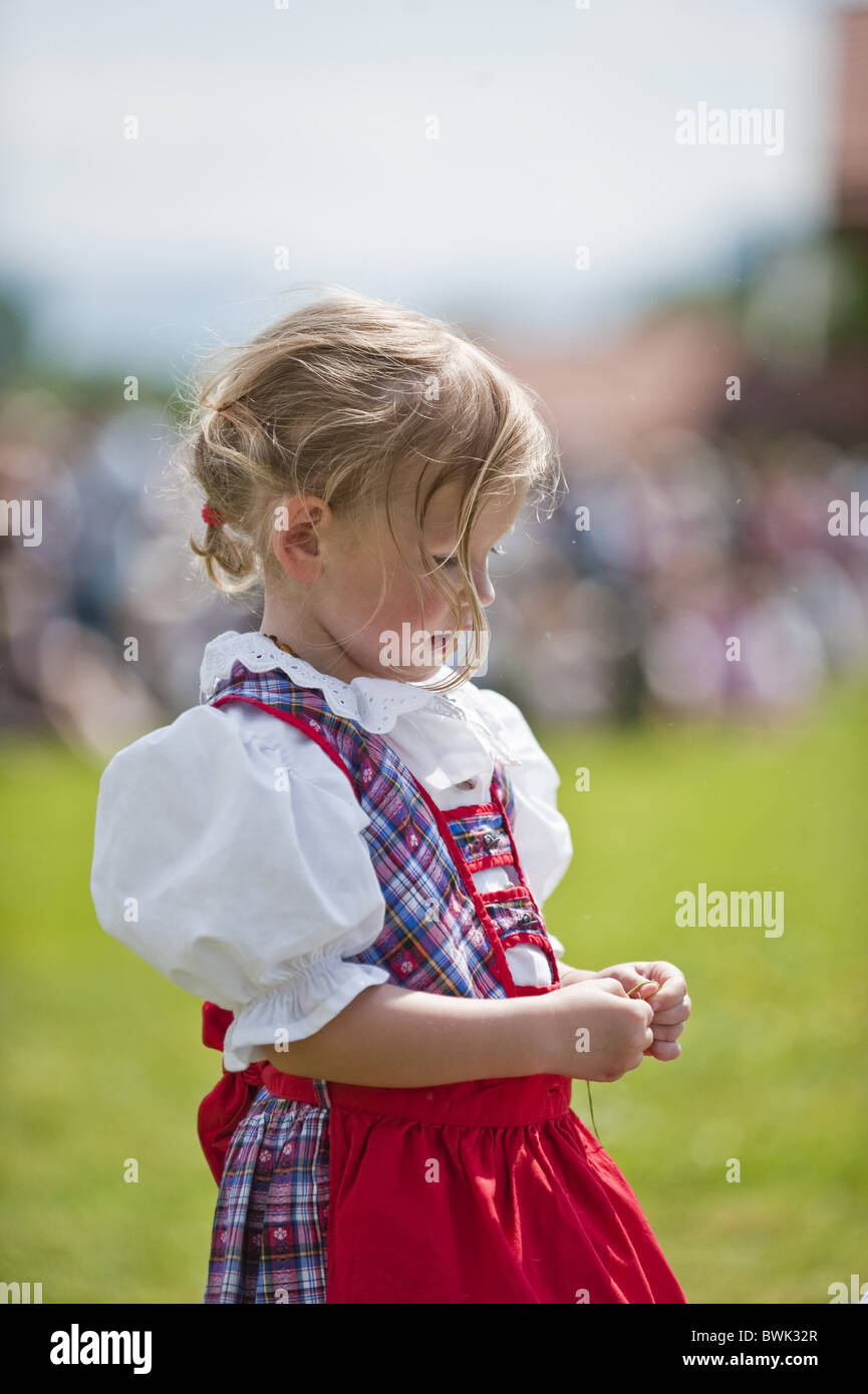 Mädchen (4-6 Jahre) trägt Dirndl, möglicherweise ausgeführt, Antdorf, Oberbayern, Deutschland Stockfoto
