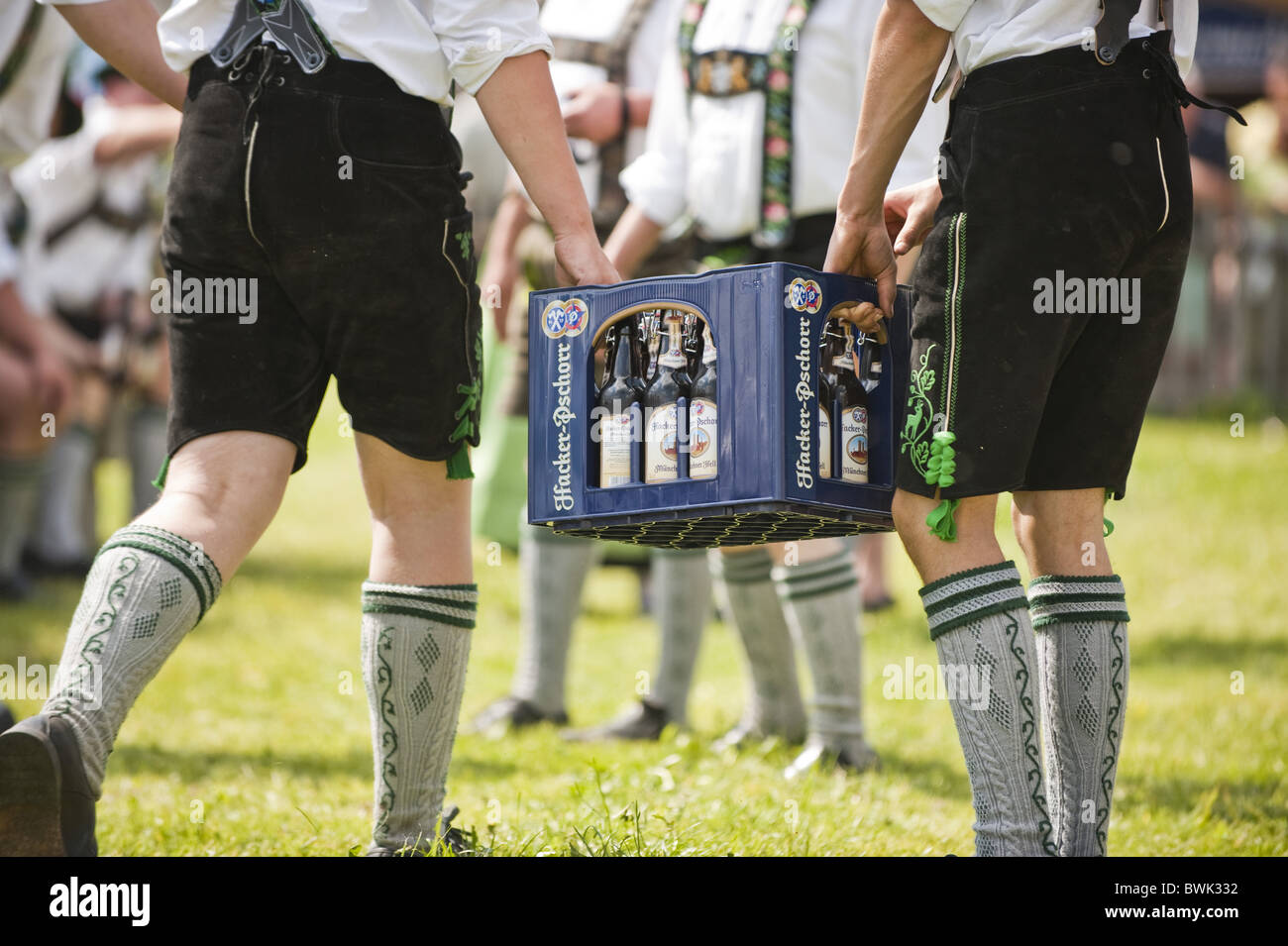 Zwei Manner In Lederhosen Tragen Bier Kiste Moglicherweise Ausgefuhrt Antdorf Oberbayern Deutschland Stockfotografie Alamy
