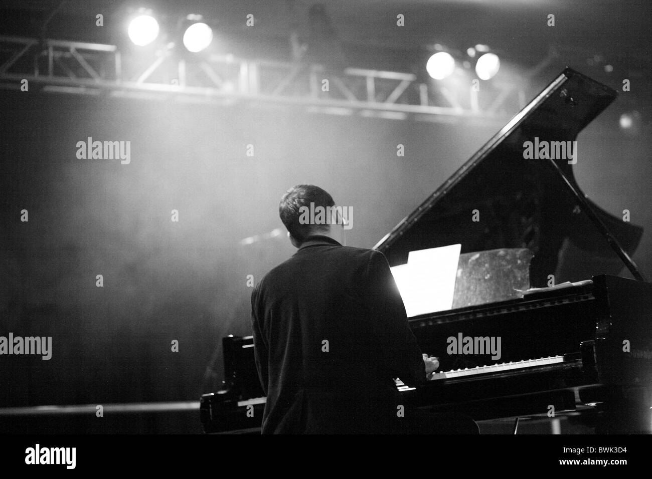 Musiker auf der Bühne im Rampenlicht Stockfoto