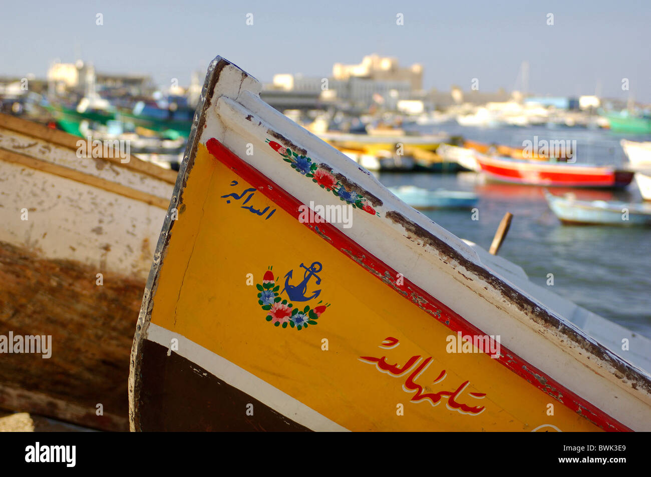 Boot-Detail-Inschrift Schriftzug Boot Hafen Fischerhafen Qaitbey Hafen Alexandria Ägypten Nordafrika Stockfoto