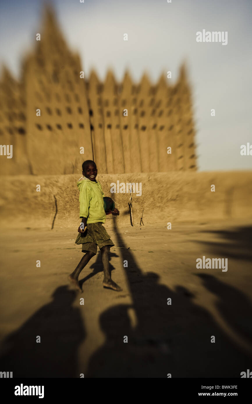Lachender Junge vor der Moschee von Djenna, Mali, Afrika Stockfoto