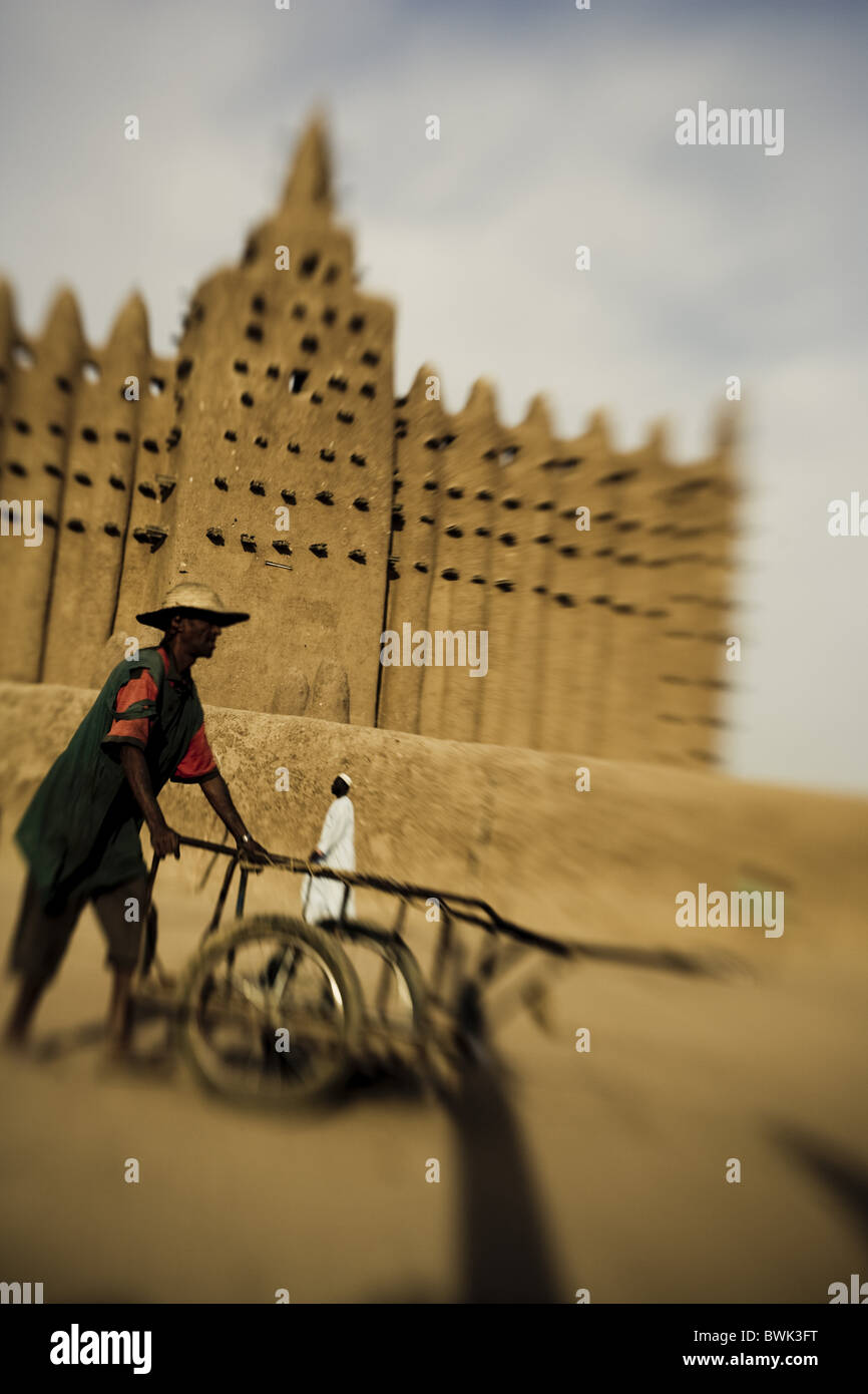 Menschen vor der Moschee von Djenna, Mali, Afrika Stockfoto