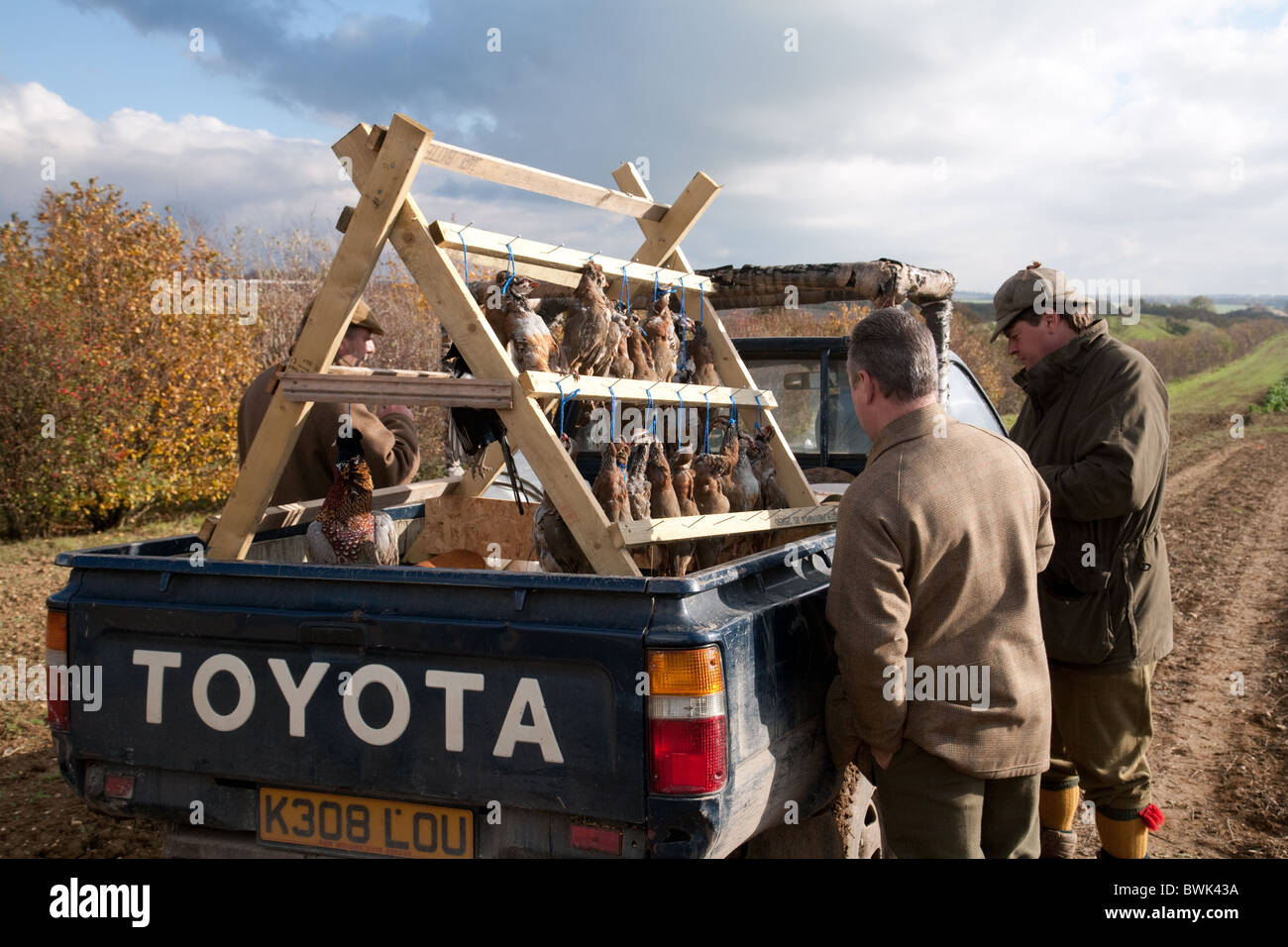 Zwei schützen (Kanonen) Prüfung der Tasche auf einem Spiel Vogel schießen, Cambridgeshire UK Stockfoto