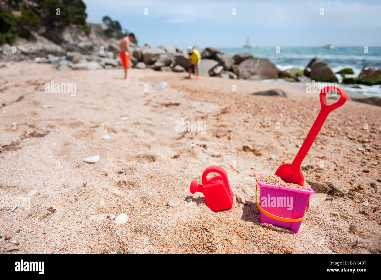 Kunststoff-Spielzeug an der spanischen Costa Brava Strand Stockfoto