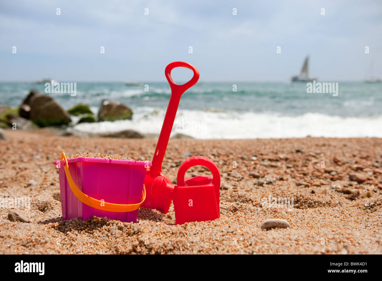 Kunststoff-Spielzeug an der spanischen Costa Brava Strand Stockfoto