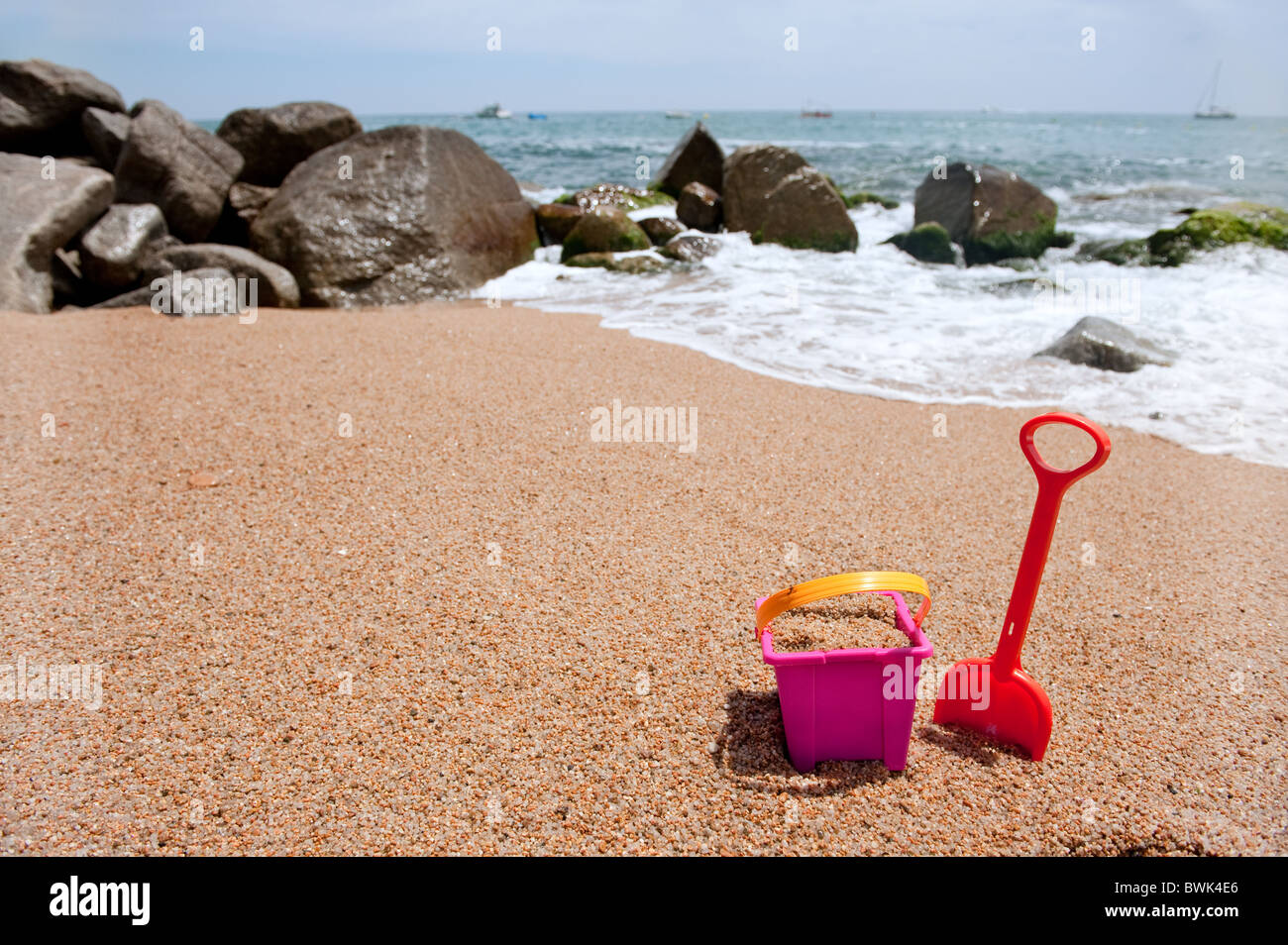 Kunststoff-Spielzeug an der spanischen Costa Brava Strand Stockfoto