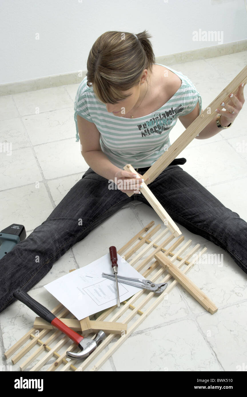 Frau in Hobby Handwerk tun es selbst Montageanleitung Werkzeuge Stück Möbel Rack Regal Regale Stockfoto