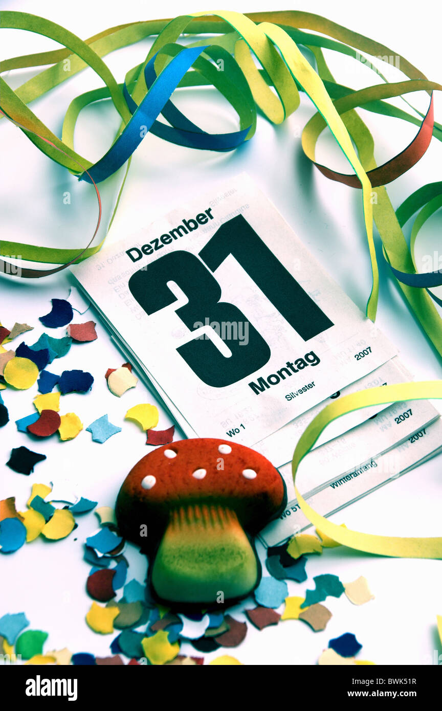 31. Dezember Kalender Almanach Kalender Blatt Fliegenpilz Glück Glück Konfetti Luftschlangen New Year Eve neue Stockfoto