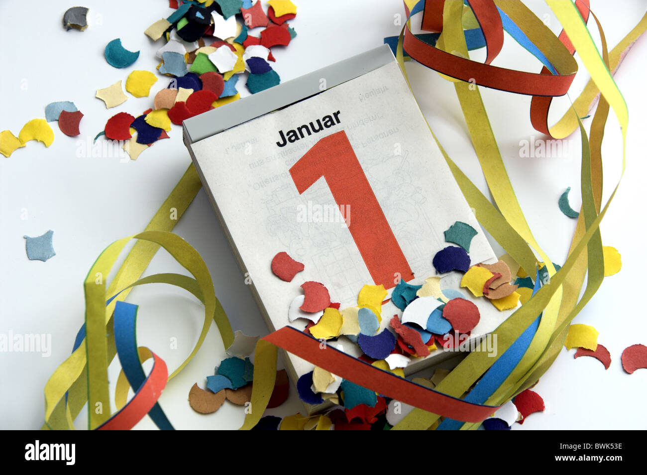 1. Januar Kalender Almanach Kalender Blatt Konfetti Luftschlangen New Year Eve Silvester Party Feier party Stockfoto