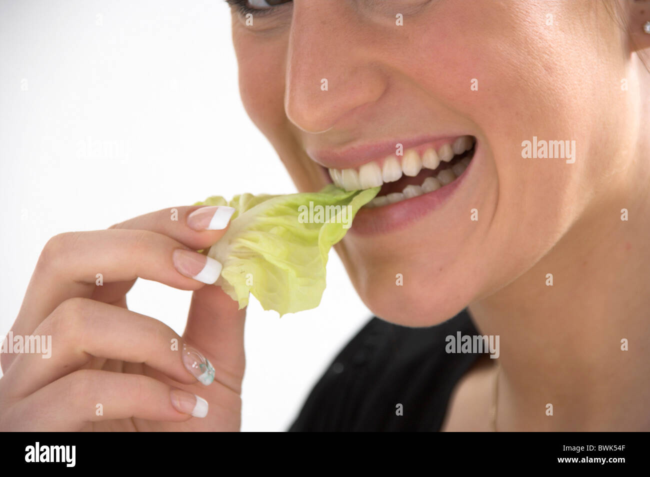 Frau im Mund Detail Körper Detail Hand Nahrung essen Salat Salat Salat Blatt gesunde Ernährung frisch Ra Stockfoto