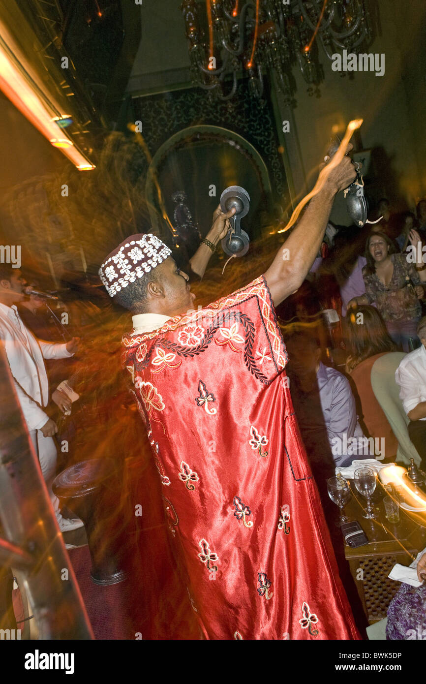 Musiker unterhält im Club Jad Mahal, Marrakesch, Marokko, Afrika Stockfoto