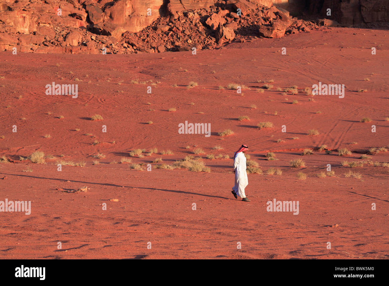 Asien Nahost Oriental Jordanien Person Personen allein Wadi Rum Wüste roten Sand einsam Einsamkeit Einsamkeit Stockfoto