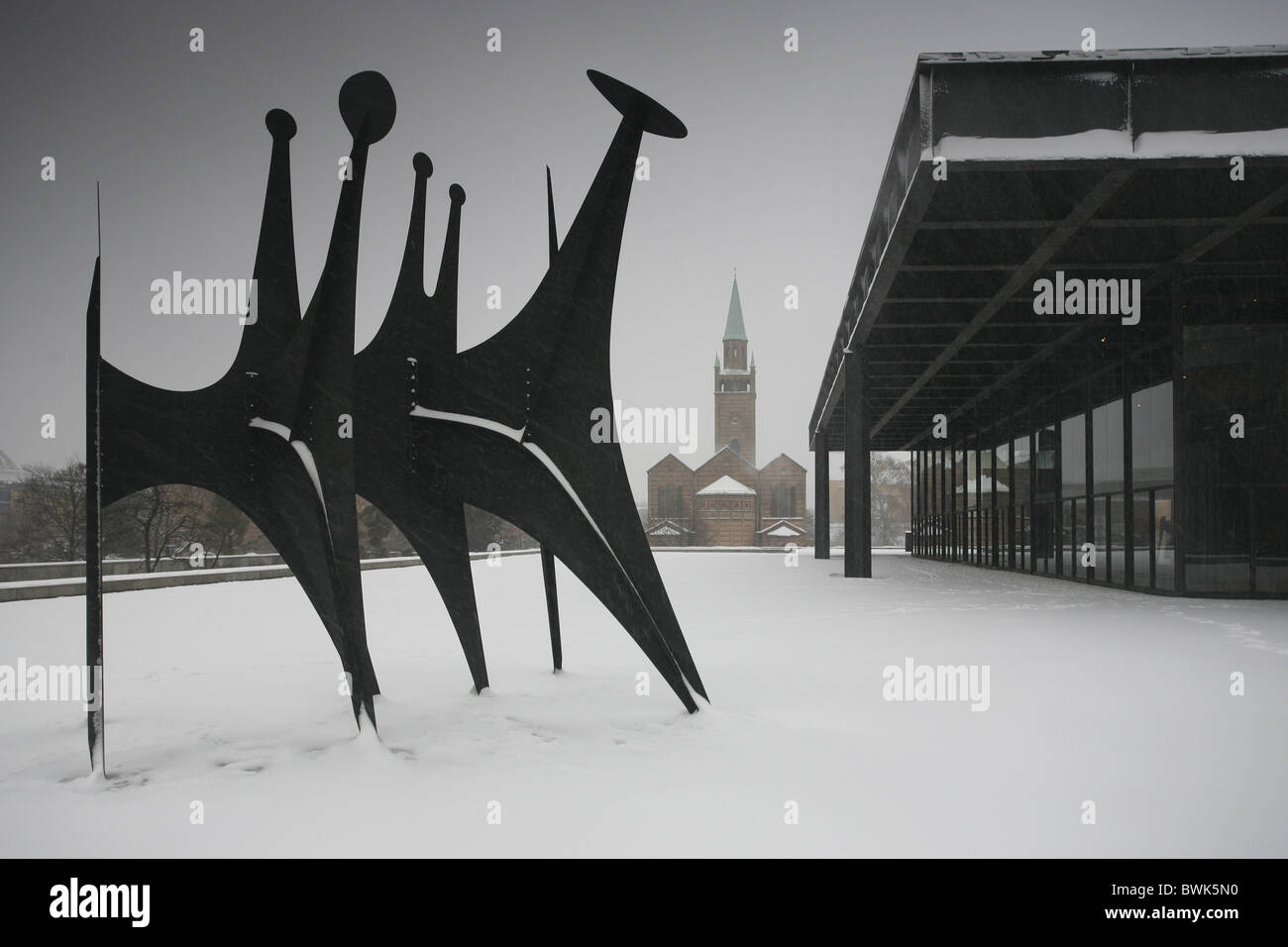 Tetes et Warteschlange Skulptur von Alexander Calder, St.-Matthäus-Kirche, Neue Nationalgalerie von Mies van der Rohe, Kulturforum, Berl Stockfoto