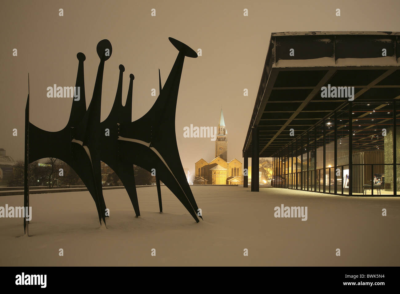 Tetes et Warteschlange, Skulpturen von Alexander Calder, St. Matthäus Kirche, Neue Nationalgalerie von Mies van der Rohe, Kulurforum, werden Stockfoto