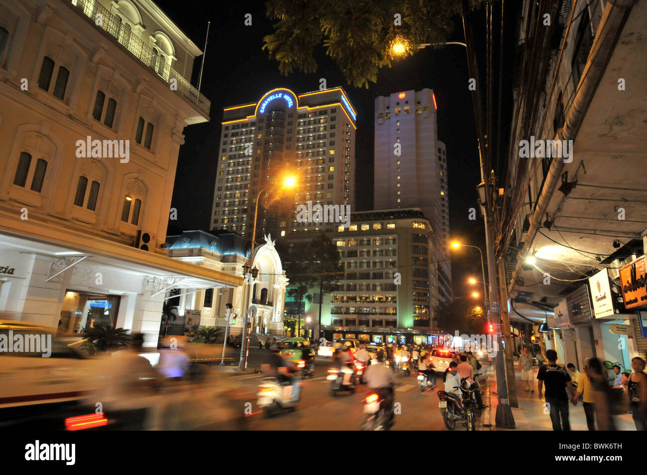 Stadttheater und Hotel Continental bei Nacht, Saigon, Ho-Chi-Minh-Stadt, Vietnam Stockfoto