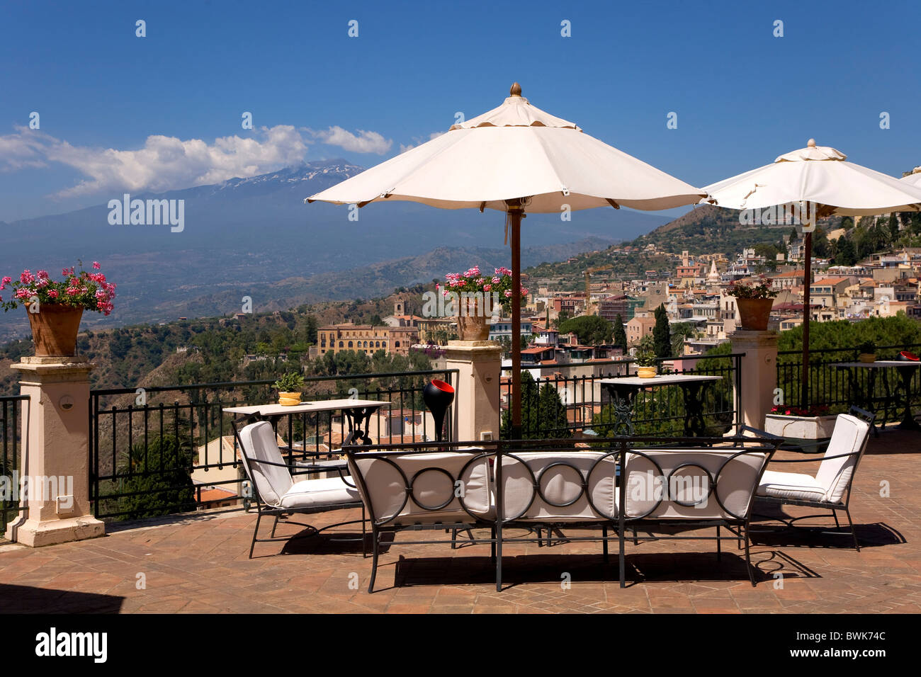 Blick von der Grand Hotel Timeo in Taormina zum Ätna, Taormina, Provinz Messina, Sizilien, Italien, Europa Stockfoto