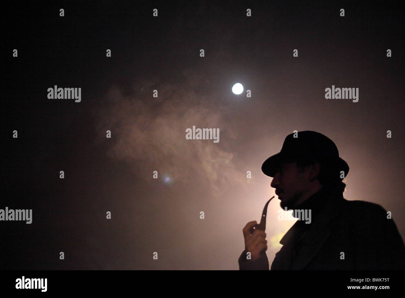 Mann-Pfeife im Dunkeln Stockfoto